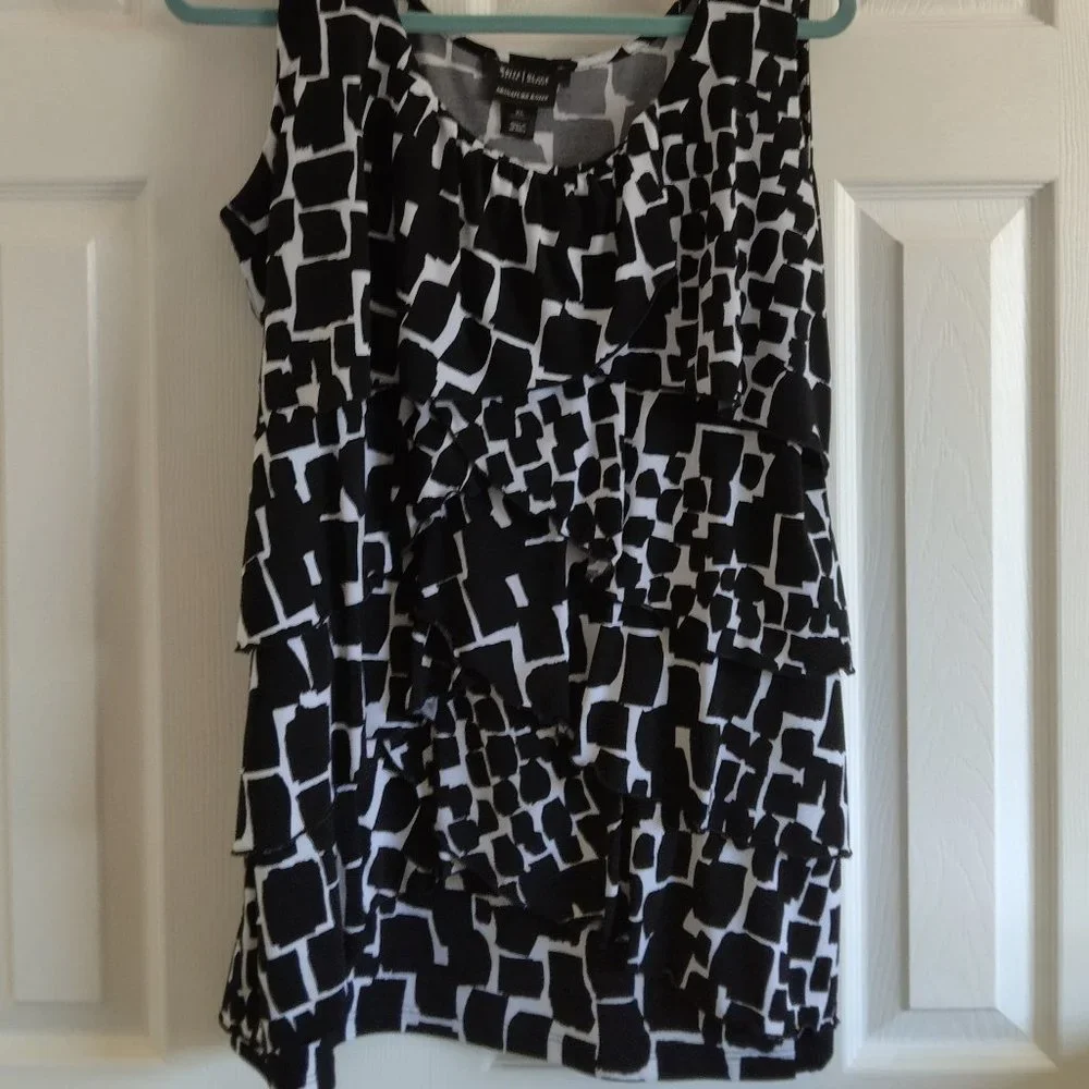 White House Black Market  Tiered  Black & White Tunic Top XL - Picture 3 of 3